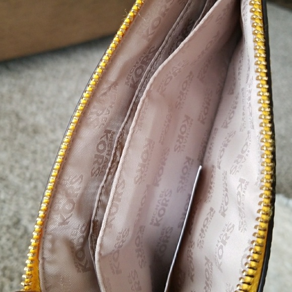 Michael Kors zip clutch with embossed leather. - Picture 3 of 4